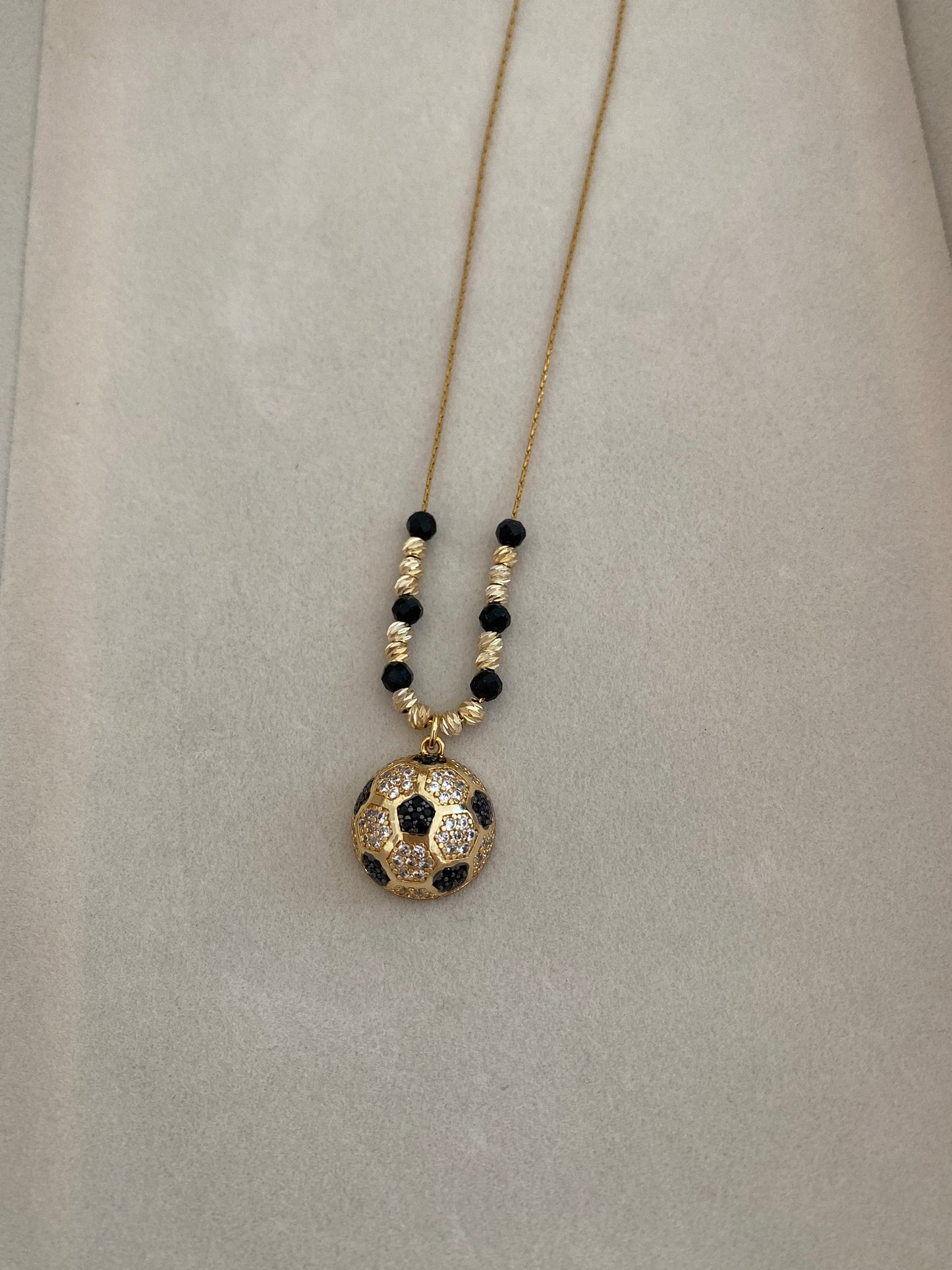 Le foot necklace